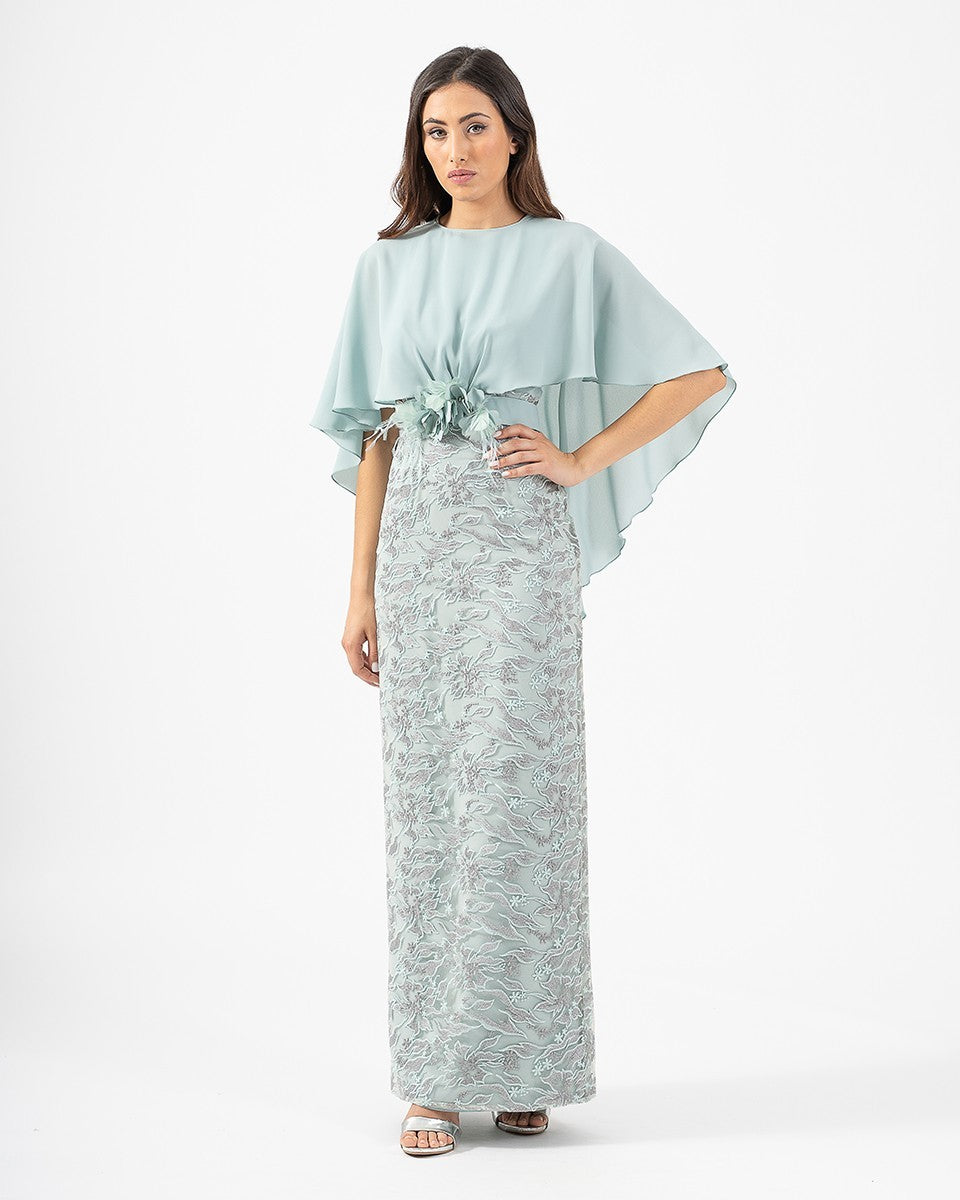 VESTIDO BORDADO CON CAPA